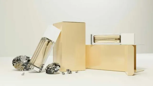 Czy każdy kosmetyk perfumowany to prawdziwe perfumy? Wyjaśniamy, czym różnią się poszczególne produkty